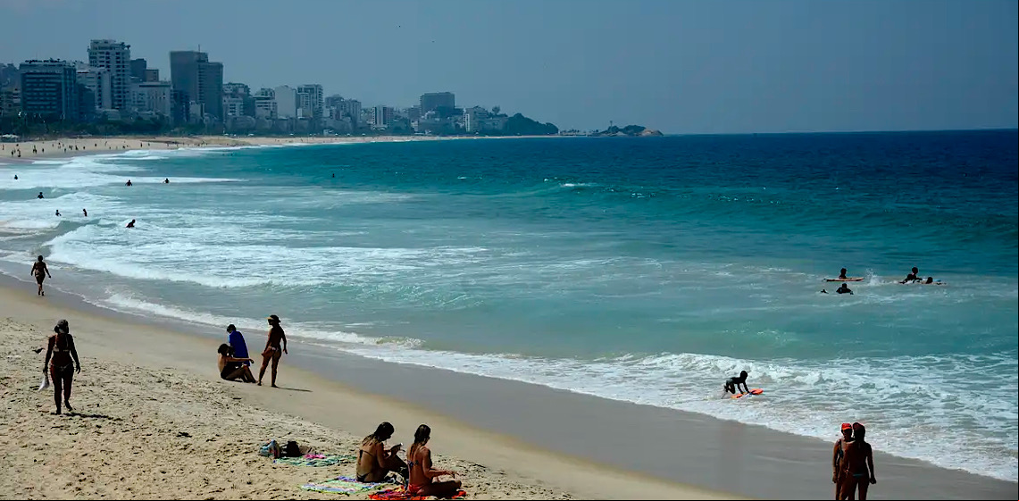 Bandeira Azul: Que tal aproveitar uma praia na época mais quente do ano?