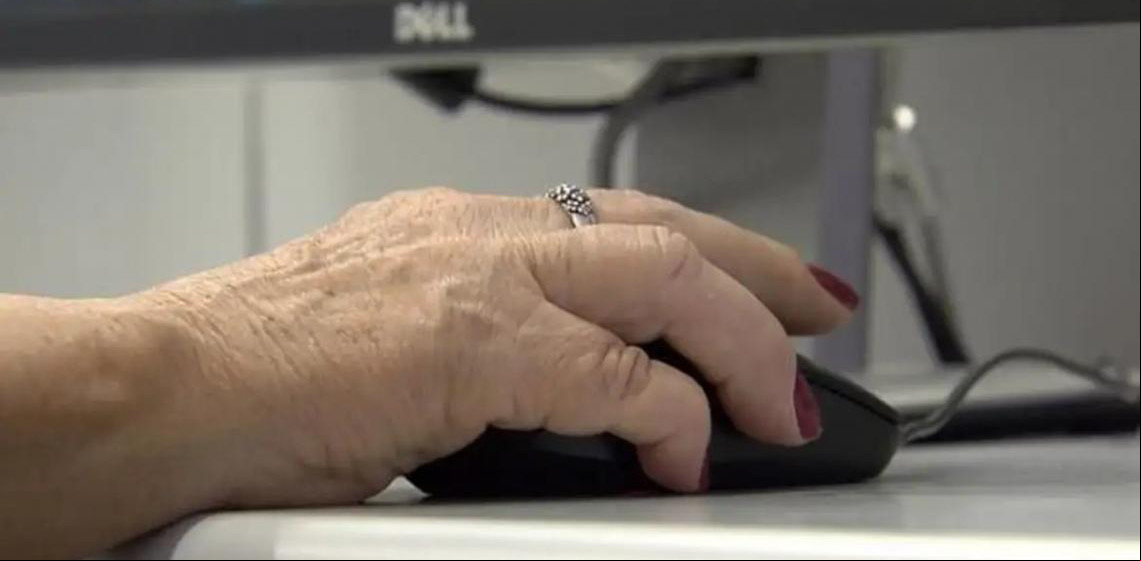 Idosos enfrentam barreiras digitais para ar serviços do INSS