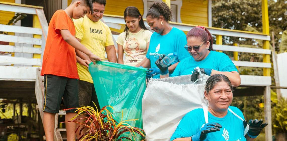 Bônus para catadores impede que plásticos poluam rios da Amazônia