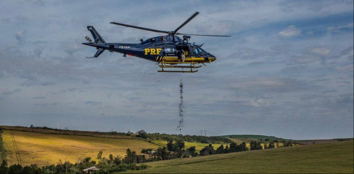 Helicóptero da PRF lança 10 toneladas de sementes para reflorestar Mata Atlântica no PR