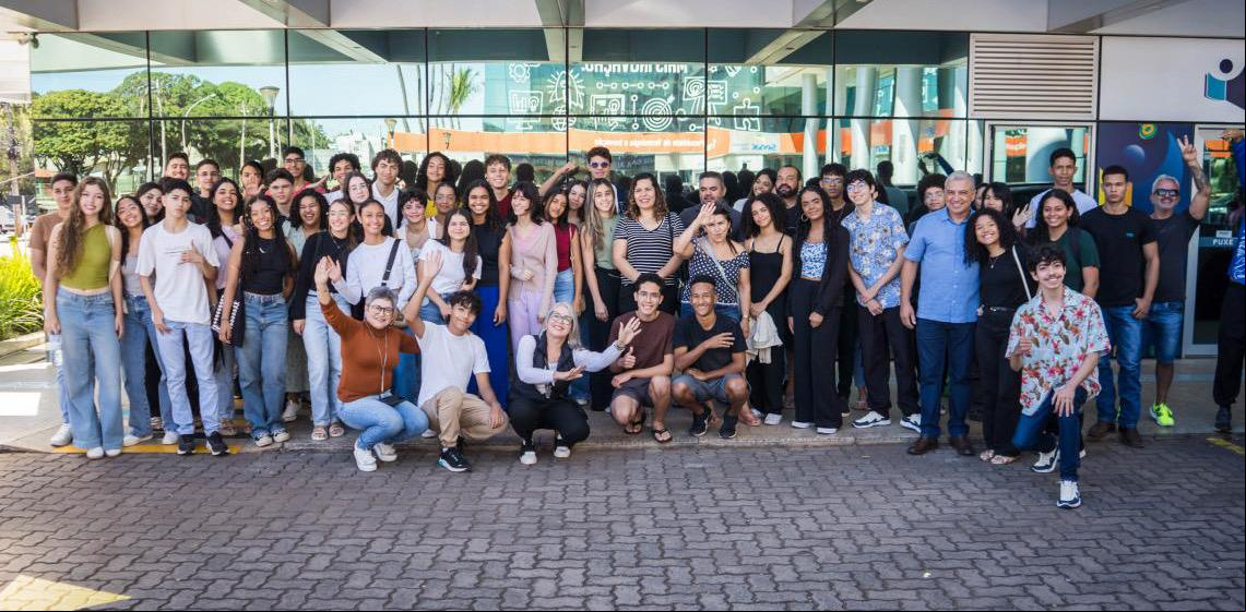 Cerca de 300 estudantes fazem avaliação de proficiência em língua inglesa para o programa Pontes para o Mundo